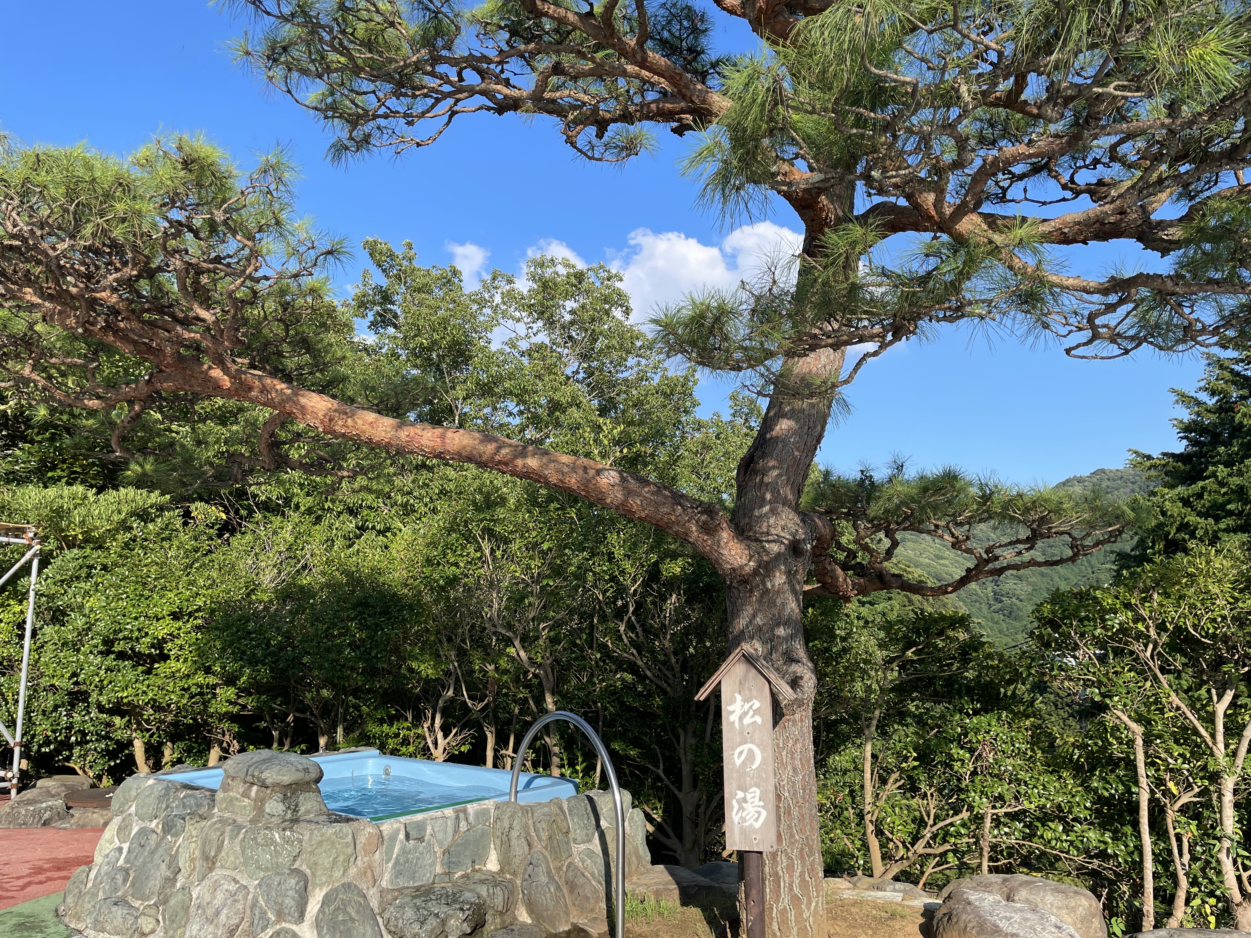 プールサイドの温泉「松の湯」